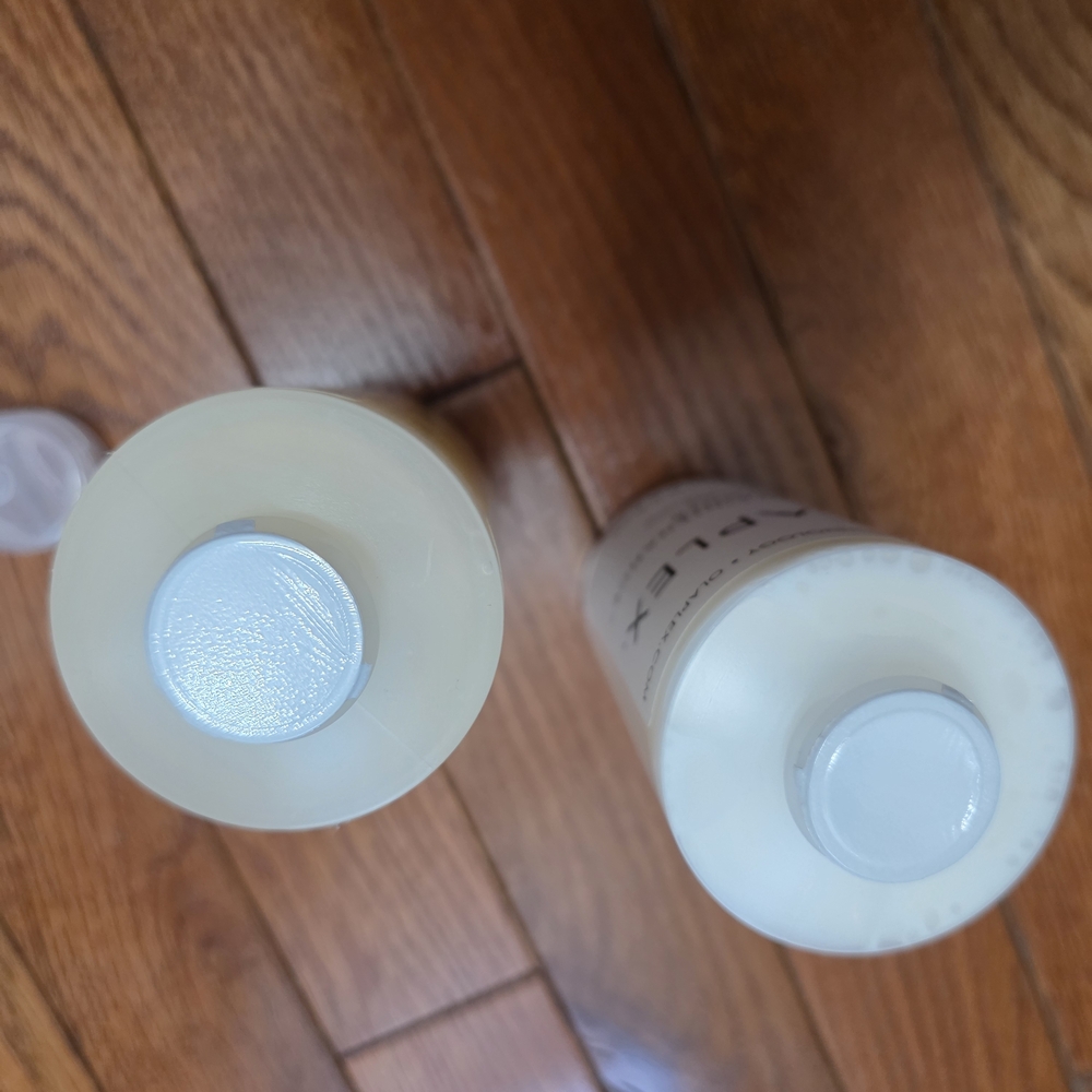 Olaplex No.4 and No.5 Bond Maintenance Shampoo and Conditioner Set - Picture 2 of 3